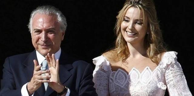 巴西代总统开幕式遭嘘声一片，32岁夫人被指“最坑夫花瓶”