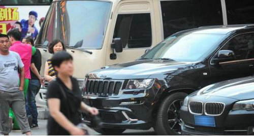 郭德纲与赵本山差距有多大?看二人徒弟开的车