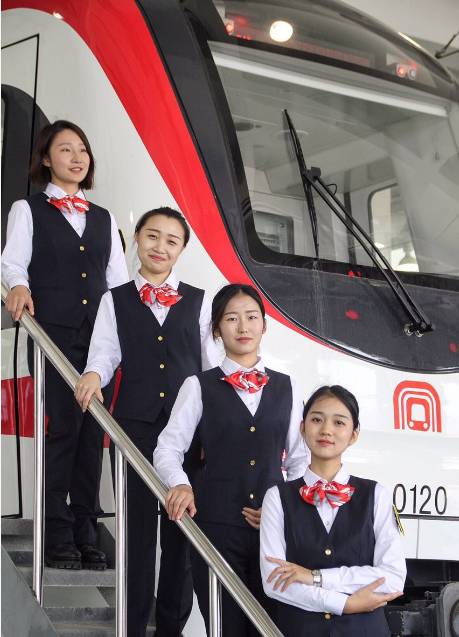 地铁1号线95后美女乘务员火爆朋友圈!
