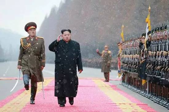 金正恩:同志们辛苦了! 官兵们:为三胖服务!