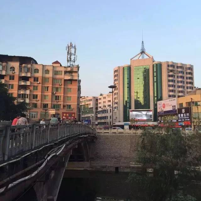 就是这么一个小城里,时光慢慢的流淌,井研人更能静的下心来感受身边的