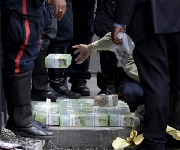 曾经的石油富国,钱包没用了,直接用小推车装钱