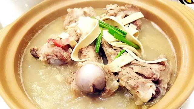 筒骨肉多骨髓香,千张的豆香味和骨头汤在一起是个不错的组合.