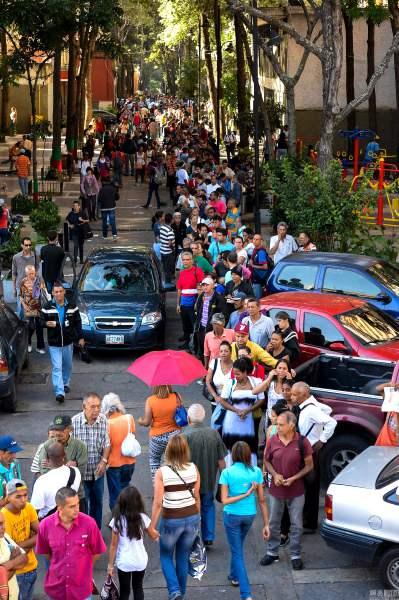 曾经的石油富国,钱包没用了,直接用小推车装钱