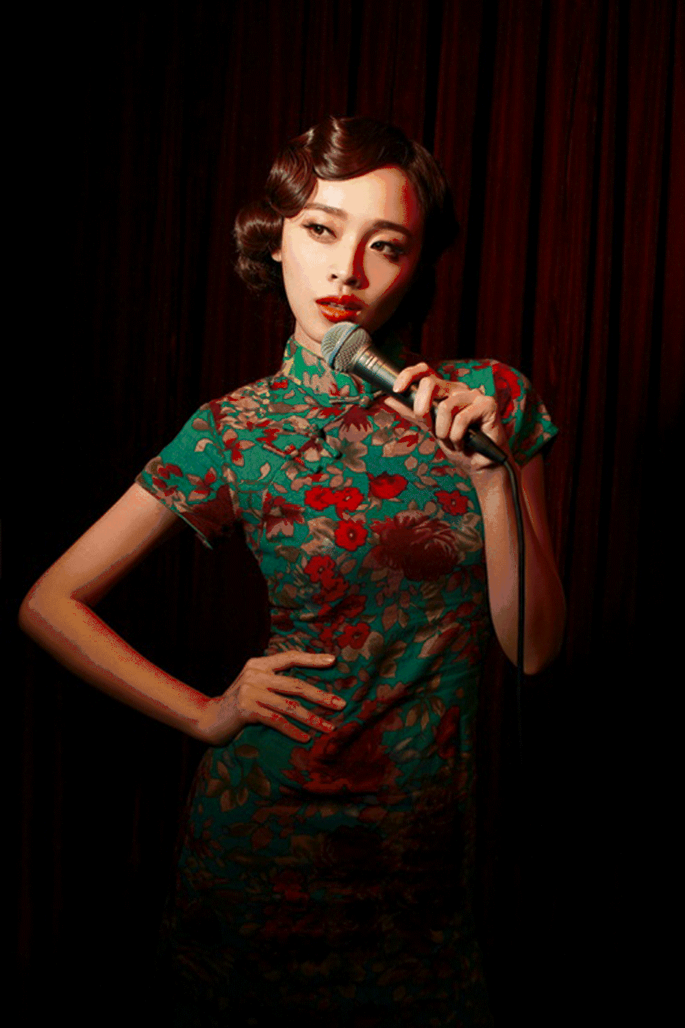 十里洋场灯红酒绿的浮华,身着旗袍妖娆风情的女人,或温婉典雅,或沉郁