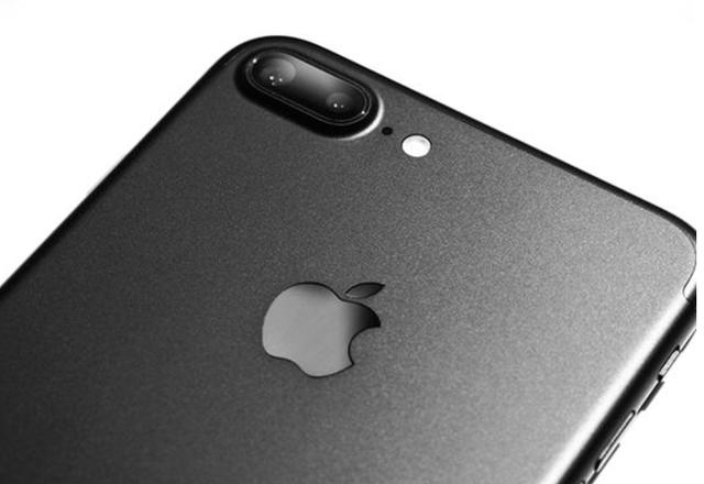 iphone 开始就具有前置距离传感器的设计,主要用于判断用户头部与屏幕