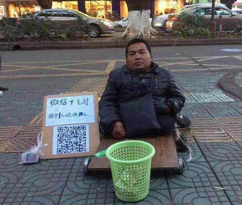 其实用二维码乞讨的乞丐远不止这一个:图片来源于网络另一条新闻是