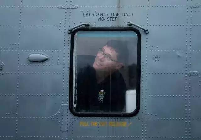 一对农场夫妇是飞机迷,将一架皇家直升机改成