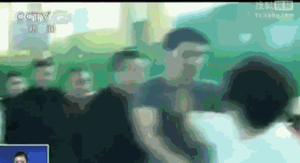 后记者变换位置,由队首变到队尾,站在最后一个位置体验她的隔山打牛