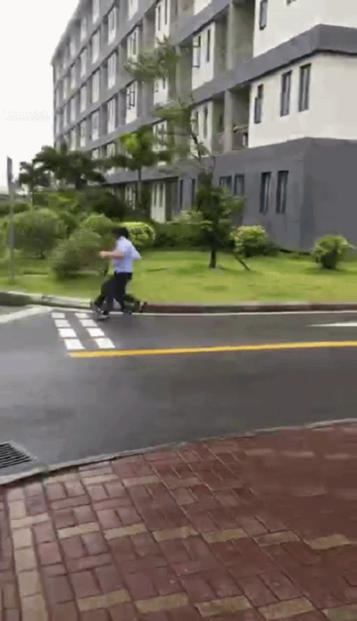 看看下面那两个可怜的妹子,捆一起,也没能避免悲剧——你们再给我