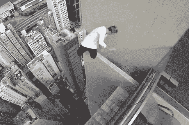 跑酷以日常生活的环境为运动场所,依靠自身的体能,快速,有效,可靠地