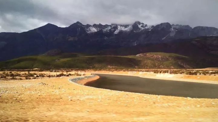 yak meadow,walking shoes 高原草甸,风光无限 时不时还见牦牛在一旁懒洋洋的 像从画中走出一般