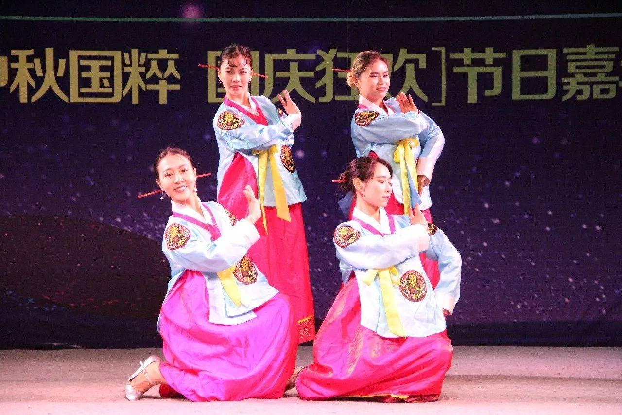朝鲜族以能歌善舞著称于世 朝鲜族舞蹈动作多为即兴性的,其特点是幅度