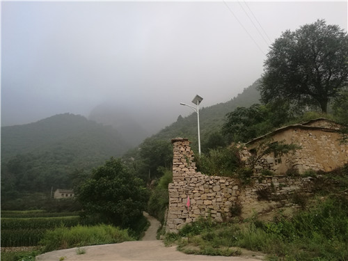 苦啊岗圪道老人穷的时候钻山日子好了出山