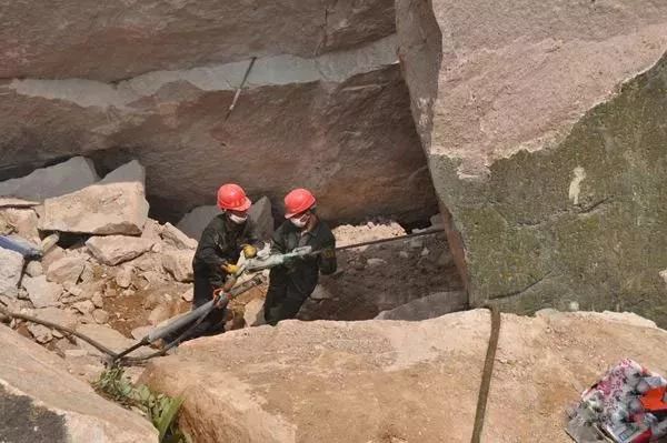 掏底爆破引坍塌致3人死亡砂石矿山规范爆破引关注