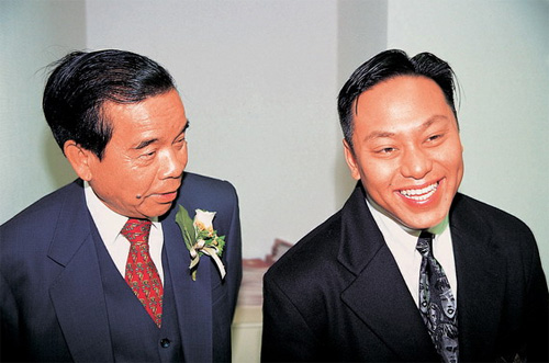 1991年,重庆大厦遭遇火灾,业主郑裕彤有心出售.