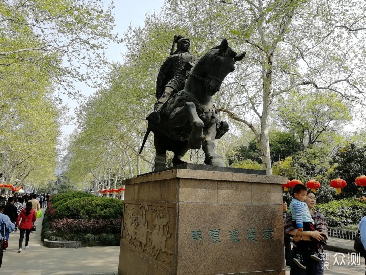 公园另一门口的张辽