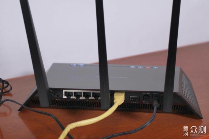 网件路由器r7000p的背面有一个电源接口,开关,usb2.