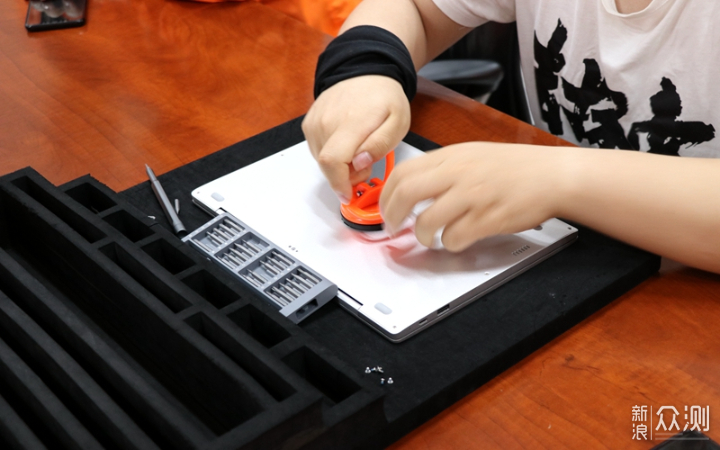 我教你给小米笔记本加装新固态硬盘_新浪众测