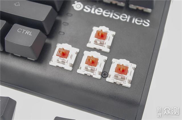 状态指示灯和steelseries的金属logo在方向键上方.