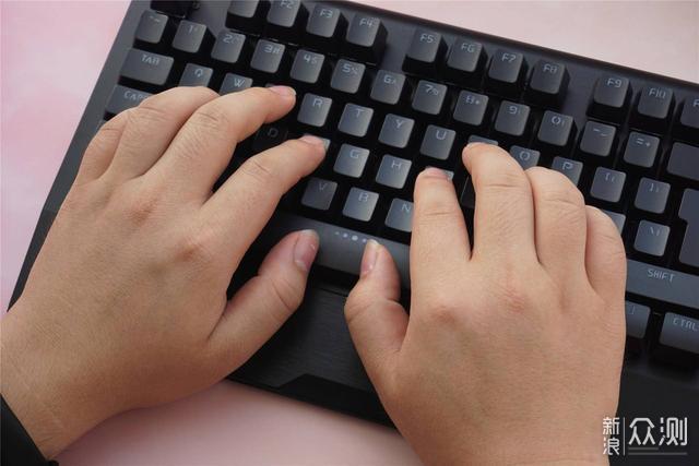 黑轴爽还是青轴？百元机械键鼠评测告诉你答案_新浪众测