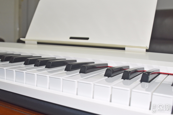 钢琴家郎朗教你弹琴，一台拥有智能的电子琴！_新浪众测