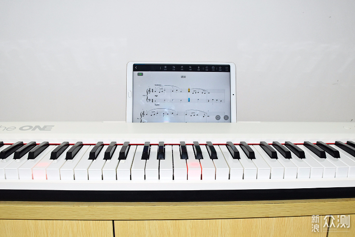 钢琴家郎朗教你弹琴，一台拥有智能的电子琴！_新浪众测