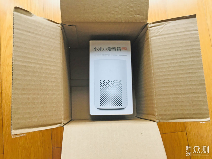 小米家的专属定制快递盒还是一如既往的可爱,拆开后音箱外包装白色