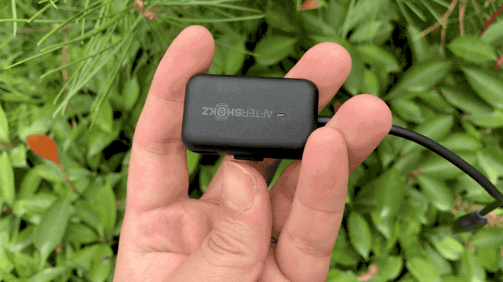 耳机比较大的部分应该就是电池仓和芯片仓,左边内侧印有产品的相关的