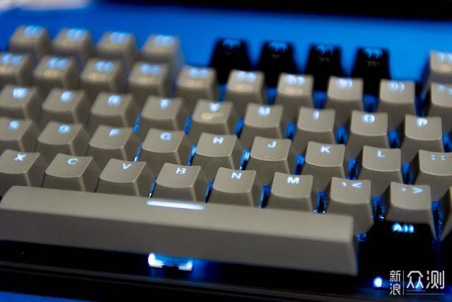 凯华box白轴体验黑峡谷gk715机械键盘