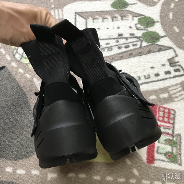鞋子后跟如下,跟鞋头一样又厚又重.