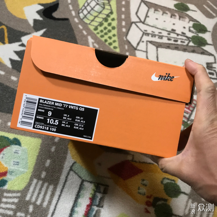 鞋子侧面印着尺码信息,有上下两个号,因为是男女同款,吃不准的话,按