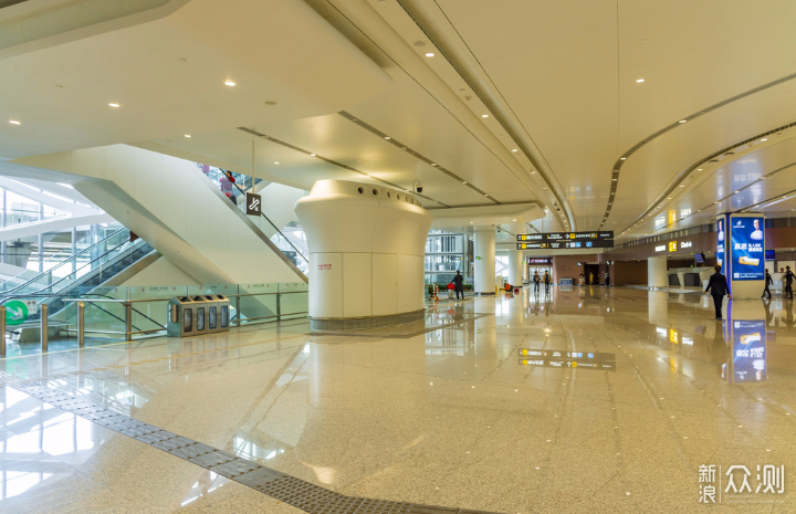 大兴国际机场内部大兴国际机场内部航站楼采用双进双出设计,从下至上