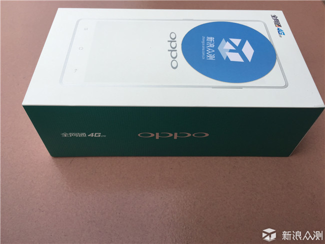 包装正面oppo r7s外包装盒十分简洁采用白色加上oppo绿,采用当下手机