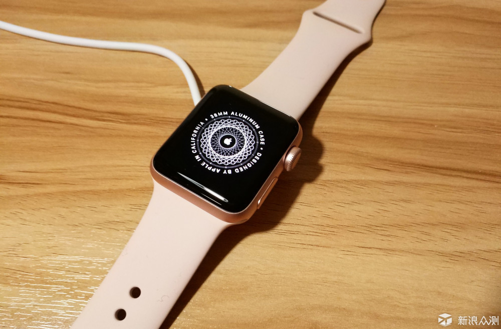 这段时间实际体验下来,Apple Watch Series 2给我的感觉就是确实更加完善与独立了,不再像一代那样严重依赖iPhone来使用,仅新添加的GPS与50米防水这两项就能轻松实现一代时不能完成的项目,手表与手机的完美结合与互补性使得日常的许多工作不再那么繁琐,这带来的不仅仅是使某一个环节的步骤更简便,更是快速的工作效率带来的那份爽快。 但是这块表真的那么好吗?就没有缺点吗? 值不值得买? 首先如果你正好正在使用iPhone手机,而正好有购买智能手表的需求,那么我建议Apple watch是最佳