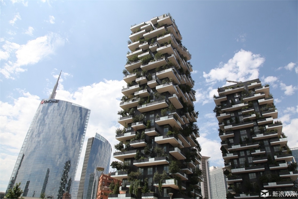 这座会呼吸的建筑利用垂直形式,不仅充分利用了城市发展的空间环境节省资源,同时也部分解决了城市空气污染严重的问题,大量的植被覆盖能够一定程度上减轻城市的热岛效应。 由此可见,这款手表看似有些古怪的设计灵感或许就来自于这样一个独特的建筑设计。再加上前面直译为行为的意大利语单词Atto,既突出了这款手表不仅设计独特,更传递出一种充满活力的品牌态度。同时,一款无关牌子和价格的时尚机械手表,酷酷的戴在手腕上,是不是也能表达出意大利人个人品味的非凡与独特呢? 二、外观设计的时尚感 当你第一眼看到这款产品的外包装时,