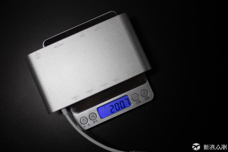 一共有十个接口的MacBook Pro转换器