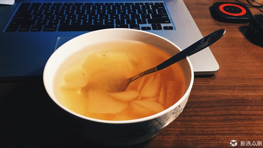 一碗梨茶,我妈熬的,防感冒 润嗓,在外地从来没想到自己熬一碗