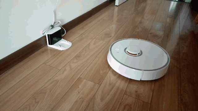 石头扫地机器人的主刷,集尘盒和滤网都可以直接水洗,主刷清洗时可以