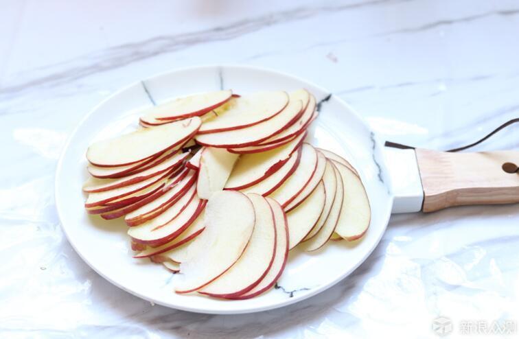 首先把苹果切片,切的越薄越好.