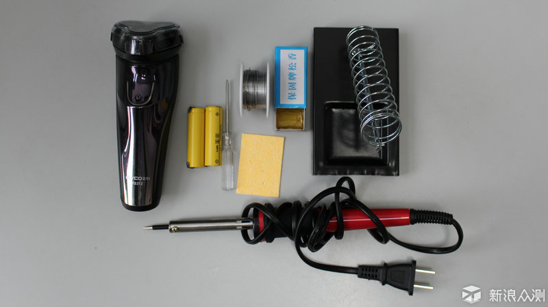 服役三年的剃须刀电池不行?手把手教你换电池
