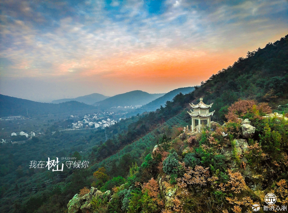 空中拍摄树山村的朝霞,安静祥和村落跃然于画卷上.