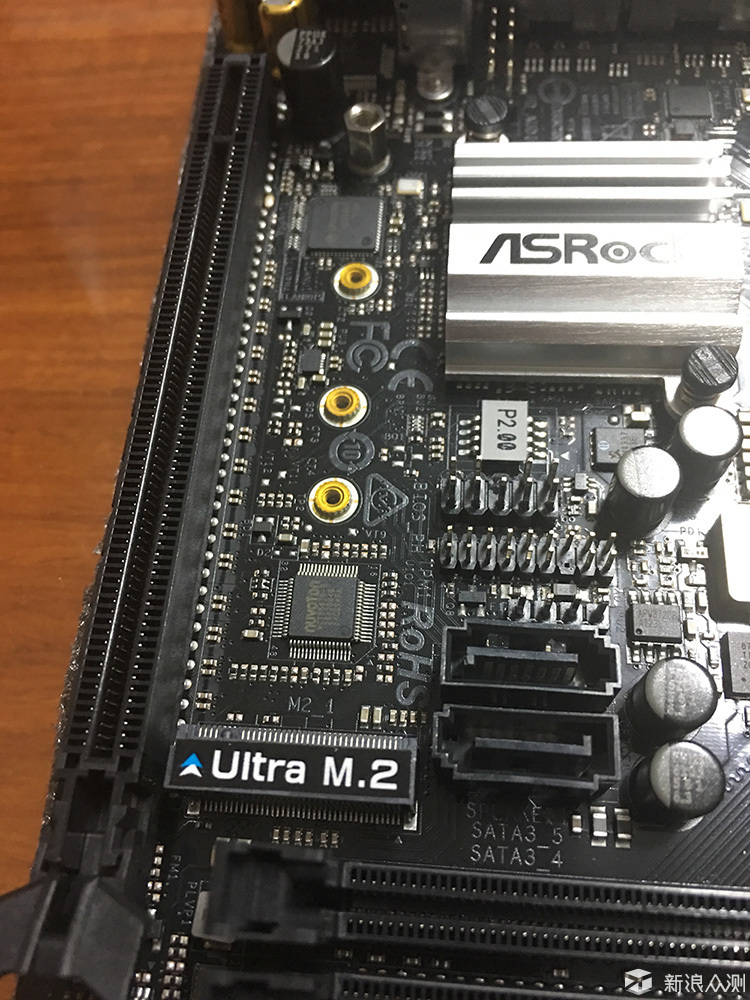 华擎(ASRock)H270M-ITX/ac主板( Intel H270/LGA 1151 ) 这块主板收到的第一块发现一个问题,就是靠近CPU的一根内存插槽不能识别内存,而且无法点亮,试了好几次才发现这个问题,只能外面这根插槽可以识别内存,后代问了一下度娘,发现华擎主板出这个问题晚上也有反应,于是找京东售后,这是我遇到的京东售后最不干脆的一次了。主板拿走之后说要检测,然后到了京东上海的检测中心(通了好几次电话,感觉不像京东的检测中心,反而像是华擎的售后服务中心),差不多三四天之后才给回复,是有问题,但要