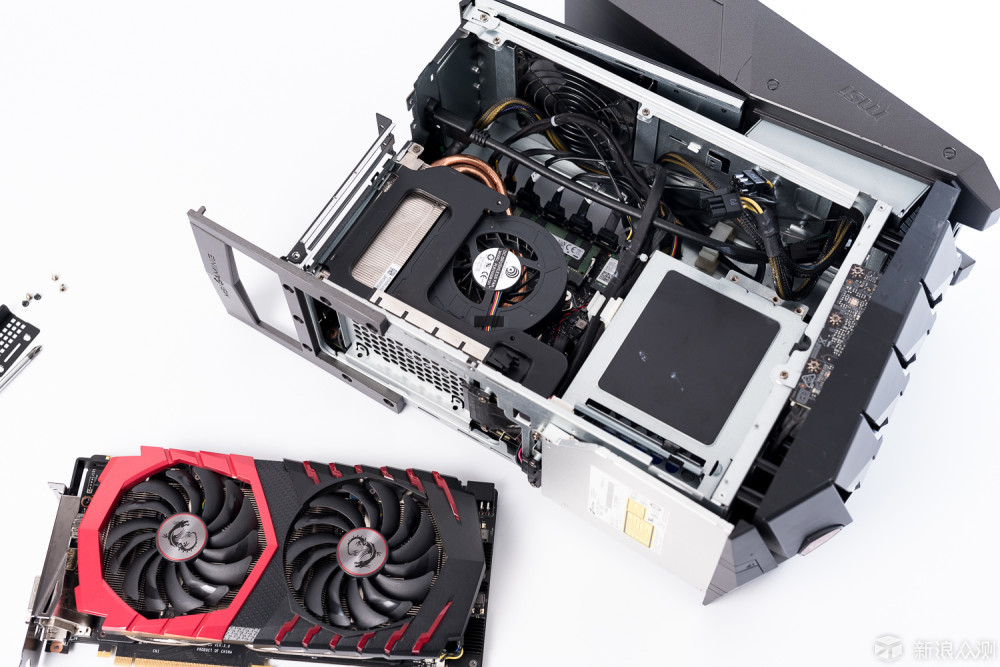升级潜力买了i5 1066版的朋友,后续哪怕想大刀阔斧升级到7700K、2080也未尝不可,毕竟7700K默认频率全核心4.2 单核睿频4.5,以后的二手价格势必会蛮理想,而这机子自带的电源预留空间对付未来的2080这种核弹卡也是没问题的。内存插槽有2个,M.2 SSD口有2个、HDD有2个额外还有一个2.