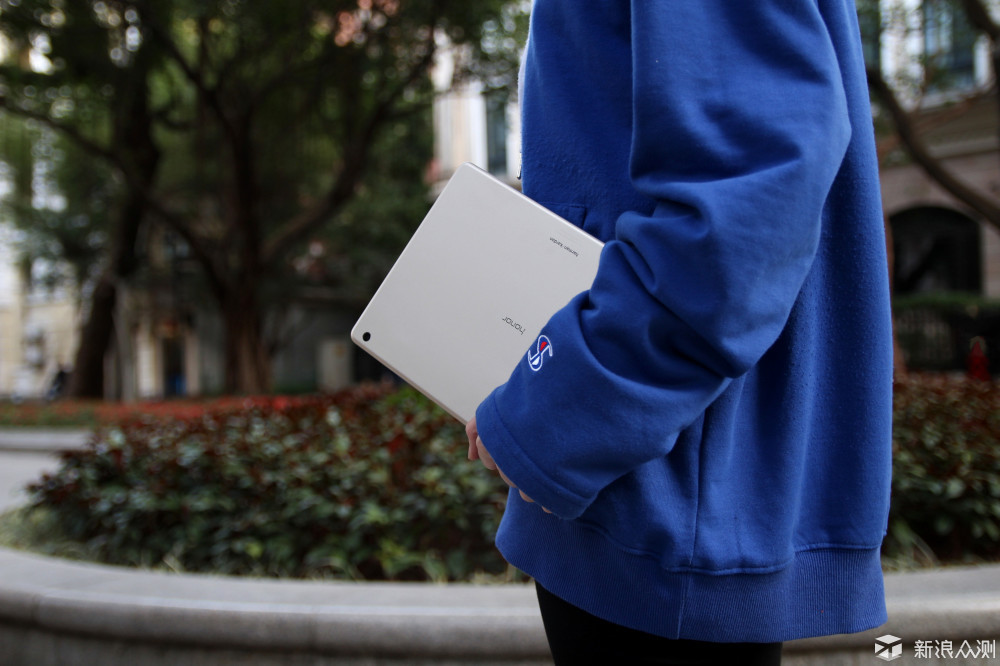 性能略微不足 影音出色:荣耀Waterplay体验