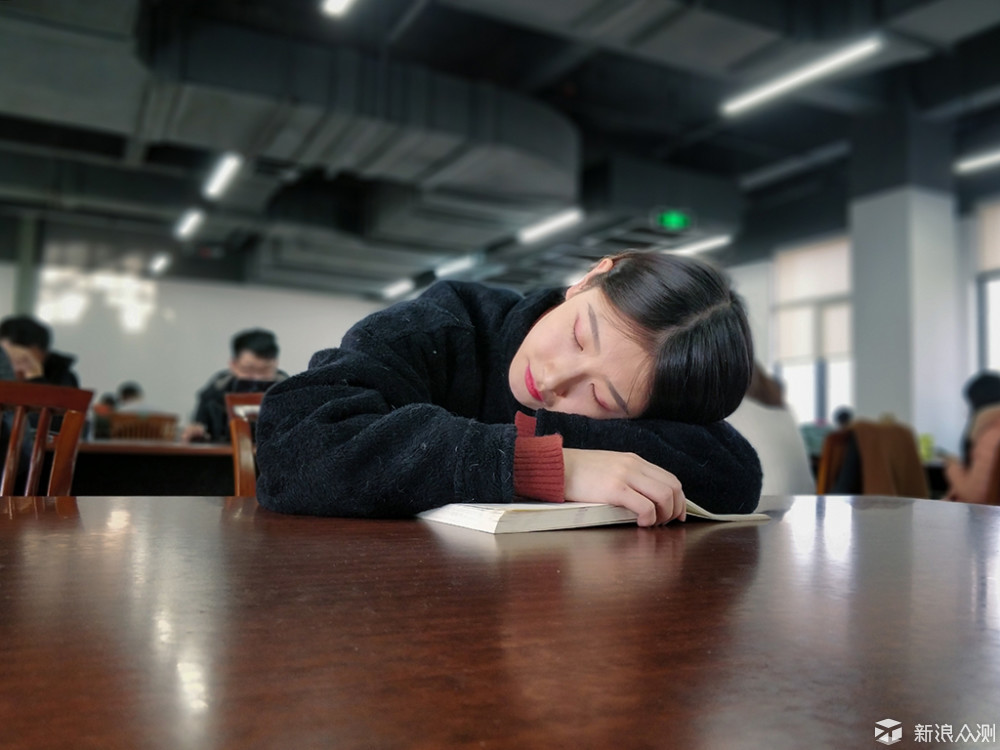 仰拍还是要注意广角镜头的透视,人脸向下倾斜,与手机镜头平面尽量