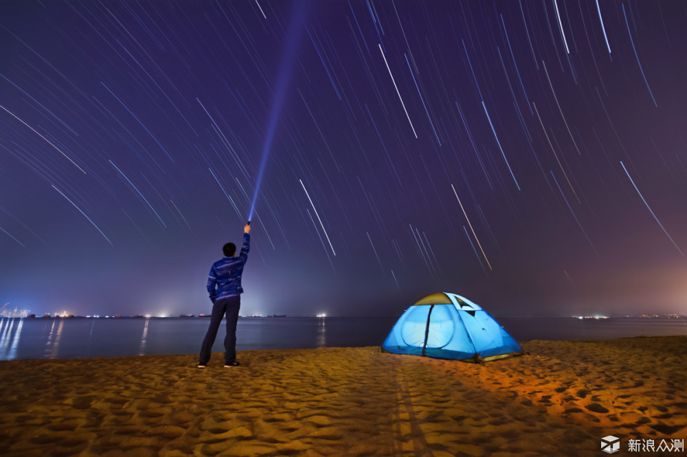 分享一下我在学习摄影的不同阶段拍过的星空照片,给星空摄影爱好者做个参考,希望对大家有所帮助。 注:星空摄影主要分三大类:星野摄影、深空摄影和天体摄影,我们通常所说的星空摄影指的是第一类星野摄影,星代表天上的星星,野代表野外的地景。本文提到的星空摄影指的是星野摄影,不包含深空摄影和天体摄影。 第一阶段:小白 当时的摄影水平只知道光圈快门ISO的作用,但是真正拍的时候根本不知道应该用什么参数,基本都在用傻瓜挡拍摄。至于构图,把被摄物体放到画面中央就按快门,不懂得对画面元素进行取舍。 第一次拍星空是2015年初