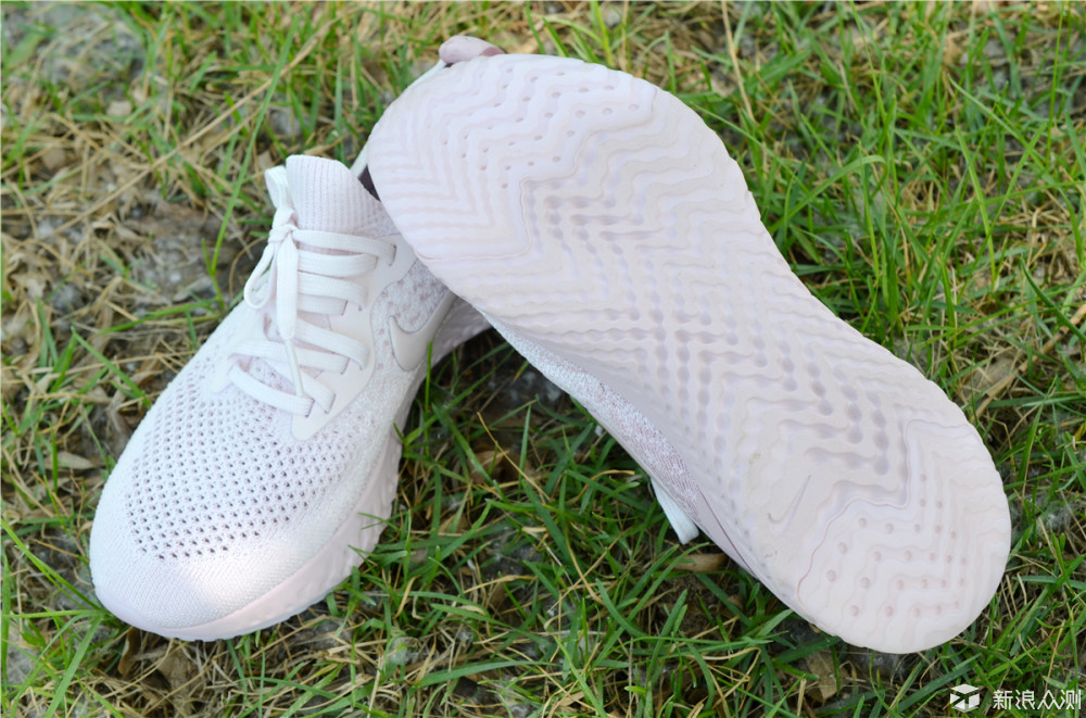 鞋子的底部特写,前后脚掌部分都有耐磨橡胶,中间则是泡棉材质.