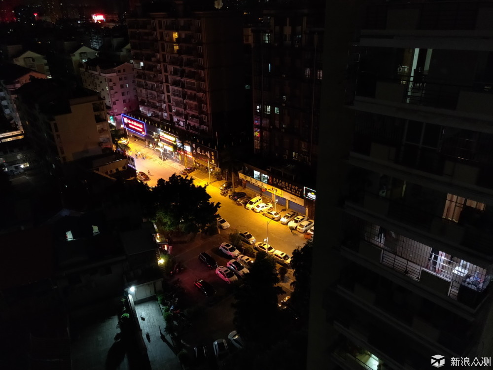 在阳台拍摄的楼下夜景,2倍对焦