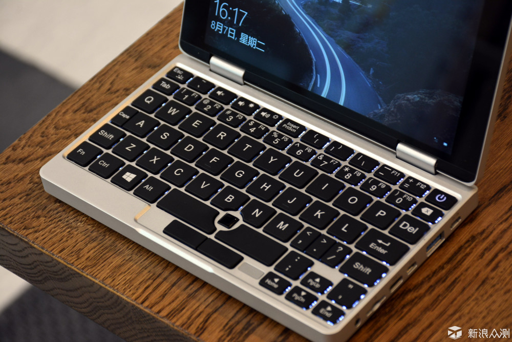 7寸屏幕的笔记本电脑，也能玩游戏吗？_新浪众测